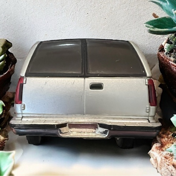 Brookfield Collectors Guild 1994 Suburban Die Cast Car - Picture 6 of 10